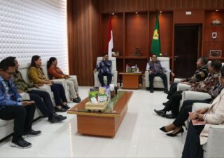 Gubernur NTT, Melki Laka Lena (tengah) saat menerima kunjungan dari Ketua Bawaslu NTT dan jajaran, Kamis (10/4/2025). (Dok: AH)