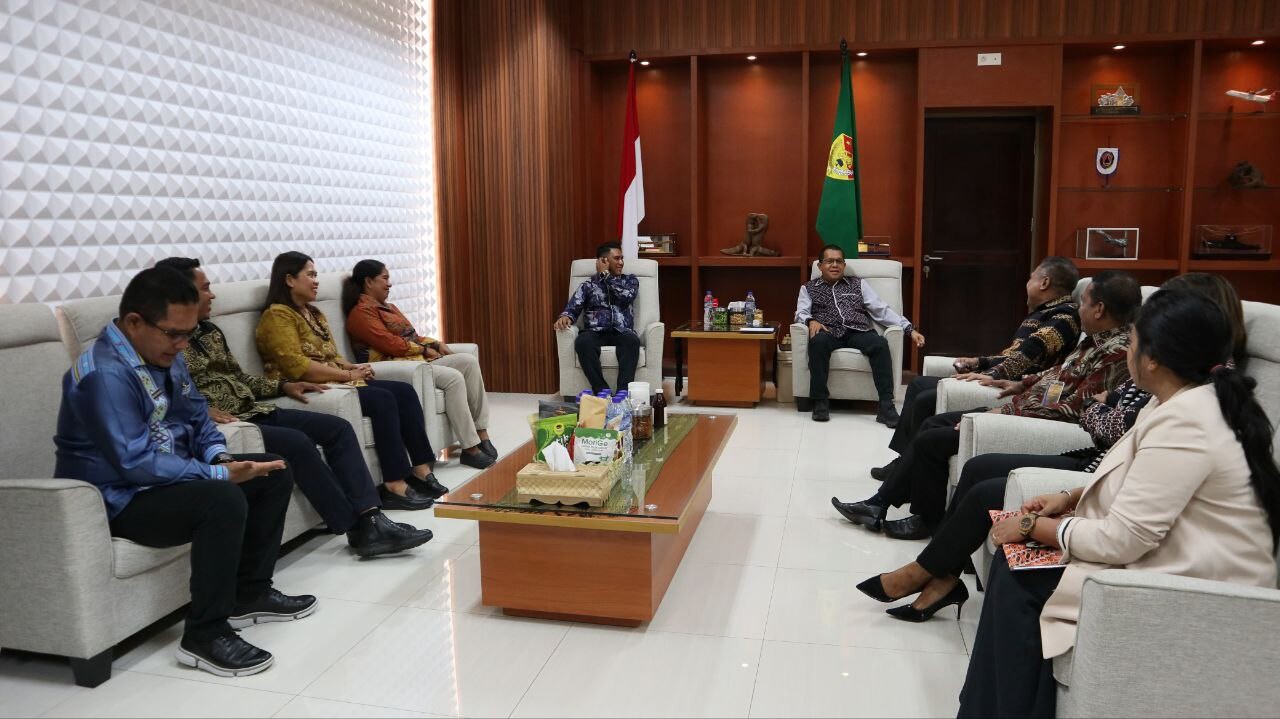 Gubernur NTT, Melki Laka Lena (tengah) saat menerima kunjungan dari Ketua Bawaslu NTT dan jajaran, Kamis (10/4/2025). (Dok: AH)