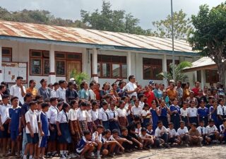 Kunjungi Almamater SMPK Ile Bura, Padre Marco, SVD Gembira Bertemu Murid dan Orang Tua Wali