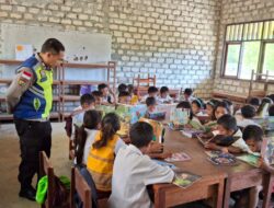 Polisi Loli Ajak Anak SD Puuweri 2 Cinta Literasi