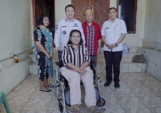 Wali Kota Kupang Tunjukkan Kepedulian Sosial, Beli Kursi Roda Baru untuk Warga Disabilitas