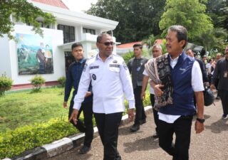 Wagub Johni Asadoma Dampingi Menteri KKP Tinjau Pembangunan Kampung Nelayan Merah Putih di Sulamu