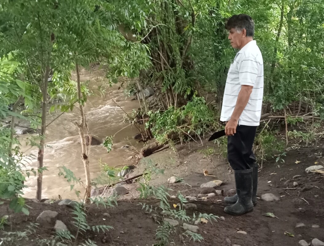 Kondisi Kali Nurabelen yang sudah penuh dan meluap terjang rumah warga Nurabelen, Samson Nama Ola dan beberapa rumah lainnya, saat dipantau Wartawan dan Samson Nama Ola, Rabu (25/2/2026) sore: Foto (OLA/Ranakanews.com)
