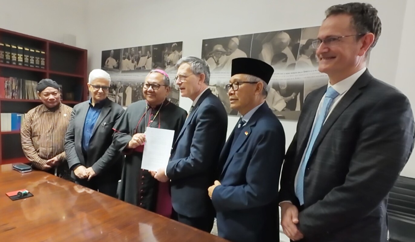 Penandatanganan MoU menandai penggunaan secara resmi Bahasa Indonesia di Vatikan, Rabu (25/03/2026) yang dilakukan Massimiliano Menicheti (Kepala Radio Vatikan (Kanan), Trias Kuncahyono Dubes RI untuk Takhta Suci,(Kopia), Dr.Paolo Ruffini ,Perfek Diskateri Komunikasi Takhta Suci, Vatikan (Pegang MoU), Mgr.Agustinus Tri Budi Utomo selaku Ketua Komisi Kosmos (Pegang MoU), Andrea Tornielli Direktur Editorial Vatican News (Rambut Putih) dan AM Putut Prabantoro selaku Founder/Penasehat PWKI : Paguyuban Wartawan Katolik Indonesia ( Baju Batik Kuning): Foto (PP/OLA/Ranakanews.com)