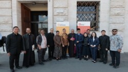 Rombongan Paguyuban Wartawan Katolik Indonesia (PWKI) foto bersama Dubes RI untuk Takhta Suci Vatikan, Trias Kuncahyono (berpeci) dan Mgr.Agustinus Tri Budi Utomo (Berjubah) usai penandatanganan nota kesepakatan penggunaan Bahasa Indonesia secara resmi di Vatikan, Rabu 25 Maret 2026: Foto (PP/OLA/Ranakanews.com)