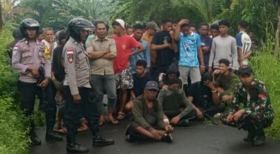 Aparat keamanan Polisi dan TNI saat berada ditengah warga yang bertikai dan mengajak damai kedua belah pihak Dusun Bele Desa Waiburak dan Dusun Lewonara Desa Narasaosina Kecamatan Adonara Timur, Jumat (6/3/2026) siang: Foto (Humas Polres Flotim/OLA/Ranakanews.com)