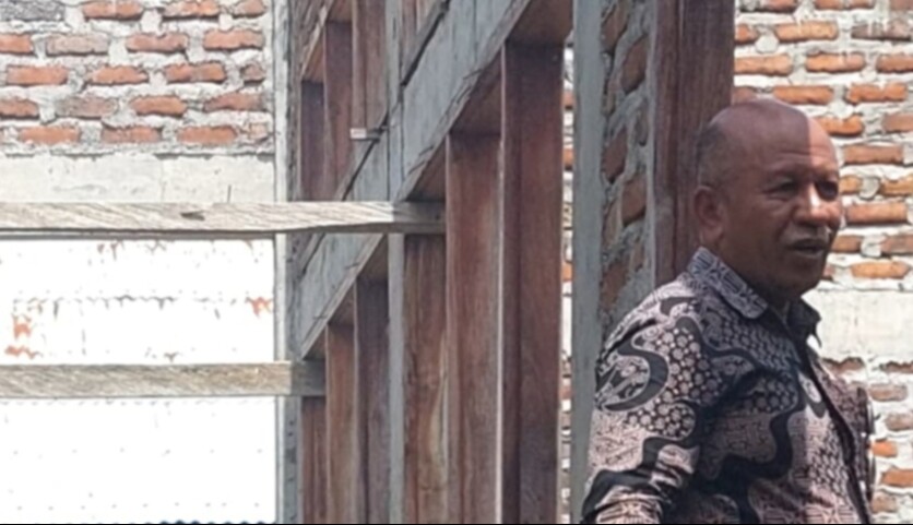 Wakil Ketua Komisi III DPRD Flotim Yakobus Mikael Krizik Basa Lewar,S.Kep, bersama Anggota Komisi III DPRD Flotim, saat Kunker Sabtu (7/3/2026) meninjau proyek rehab sedang/berat SMPN 1 Adotim senilai Rp717.000.000 di Desa Lamahala Jaya, dikerjakan CV.Nusantara Inovasi, yang masih molor meski sudah habis masa kontrak, tapi diberi Adendum 2 kali, yakni Pertama 50 hari, Kedua 40 hari: Foto (YL/OLA/Ranakanews.com)