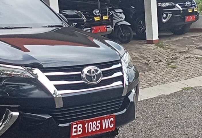 Ini Mobil Dinas Fortuner EB 8 CB, yang dinyatakan hilang BPKB oleh Sekda Flotim Petrus Pedo Maran, parkir di Kantor Bupati Flotim dengan Nopol EB 1085 WC, saat dibidik kamera Jurnalis belum lama ini: Foto (OLA/Ranakanews.com)
