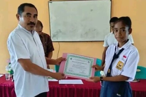 Siswa Berprestasi Kelas 7A SMPK Ile Bura Maria Karmelia Mala Knoba (14), Juara Umum SMPK Ile Bura saat menerima piagam dari Kepala Sekolah Paulus Senggo Hokeng,S.Fil, korban meninggal dunia tenggelam ketika mandi air laut di Pantai Buranilan Desa Lamawalang Kecamatan Ile Bura, Minggu 15 Maret 2026 sore: Foto (Doc./OLA/Ranakanews.com)