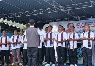 Paduan suara Bapa2 dan Anak Muda Desa Lewotobi meriahkan panggung Hari Kartini, Selasa 21 April 2026 di Kantor Camat Ile Bura:, meraih juara 3: Foto (OLA/Ranakanews.com)