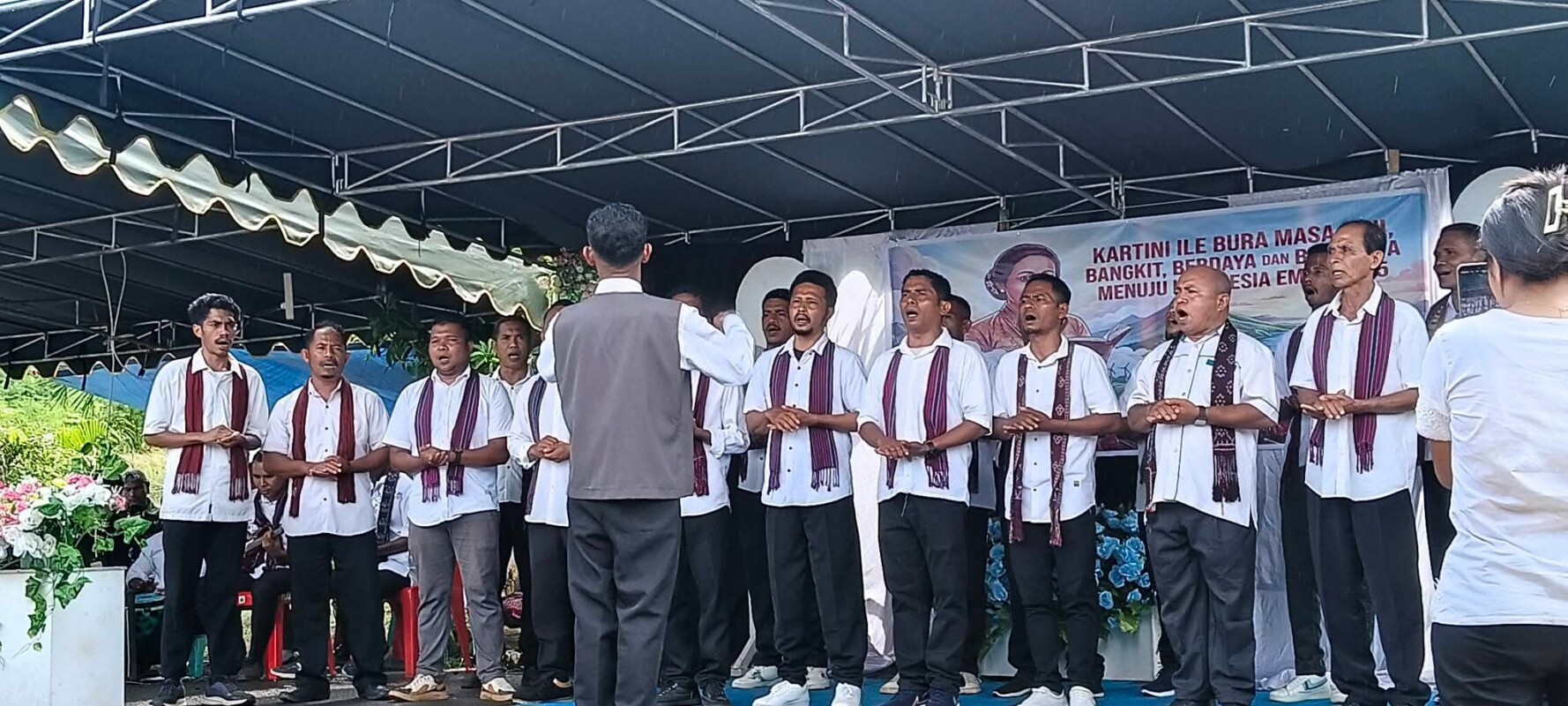 Paduan suara Bapa2 dan Anak Muda Desa Lewotobi meriahkan panggung Hari Kartini, Selasa 21 April 2026 di Kantor Camat Ile Bura:, meraih juara 3: Foto (OLA/Ranakanews.com)