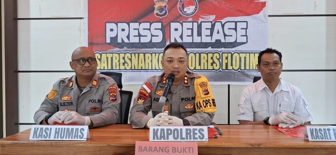 Kapolres Flotim AKBP.Adhitya Octorio Putra,S.I.K (Tengah) didampingi Kasat ResNarkoba Flotim Iptu.Edy Purnomo Wijayanto (Baju Putih) dan Kasie Humas Polres Flotim AKP.Eliazer Kalelado gelar Konferensi Pers di Aula Polres Flotim, Selasa 7 April 2026, terkait penangkapan dua pemuda terduga pelaku narkoba pada Kamis 2 April 2026 di pelabuhan Larantuka: Foto (FL/OLA/Ranakanews.com)
