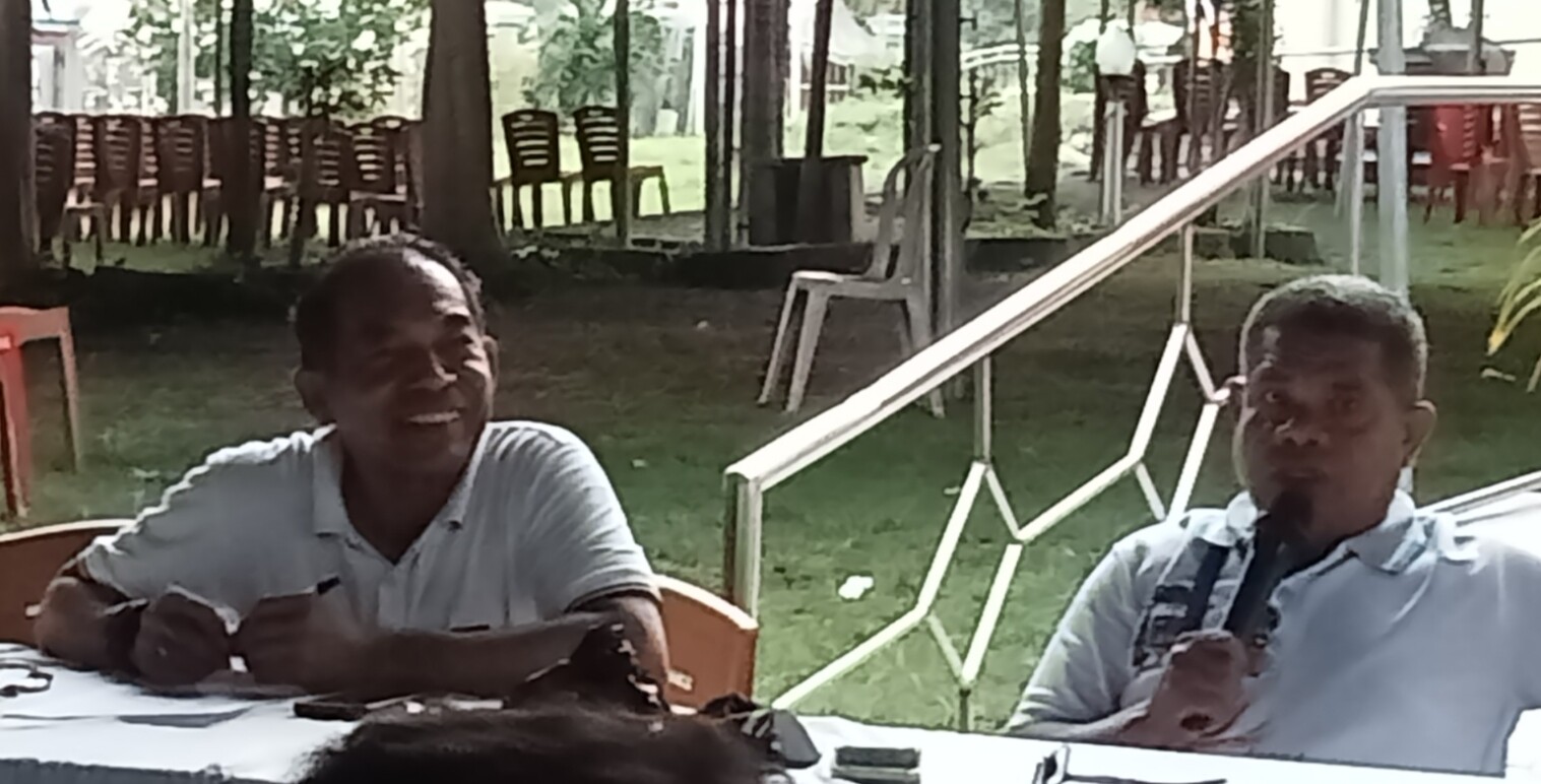 Ketua Panitia Perayaan Semana Santa Larantuka Tahun 2026, Romo Andi Liwun, Pr bersama Kepala Dinas Komunikasi dan Informatika Flotim, Heri Lamawuran.S.Sos saat menggelar Konferensi Pers bersama Wartawan di Gereja Katedral Reinha Rosari Larantuka, Selasa 31 Maret 2026, Sore terkait dimulainya pendaftaran perayaan Semana Santa Larantuka tahun 2026: Foto (OLA/Ranakanews.com)
