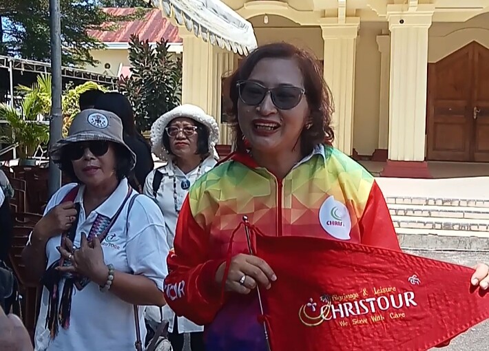 Cicilia Asta Pramesty, Koordinator ChrisTour bersama 11 Peziarah Lanjut Usia (Lansia) Semana Santa Larantuka Tahun 2026 asal Klaten, Jogjakarta, Jawa Tengah, saat diwawancarai Wartawan usai Misa Chrismatis Kamis Putih 2 April 2026 pagi di Gereja Katedral Reinha Rosari Larantuka, yang dipimpin Uskup Larantuka Mgr.Yohanes Hans Monteiro, Pr. Ibu Cicilia Asta mengaku merasa indah berada di Kota Bunda Maria Larantuka: Foto (OLA/Ranakanews.com)