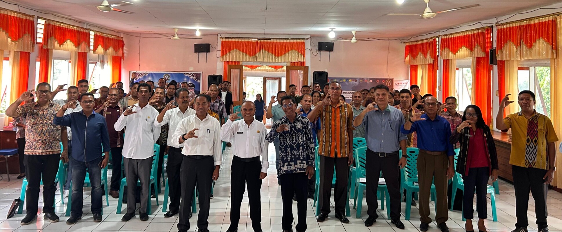 Mars Komisi Informasi bergema saat Wakil Bupati Flotim Ignas Boli Uran,S Fil membuka kegiatan advokasi dan penguatan Pejabat Pengelolah Informasi Daerah (PPID), Jumat 10 April 2026 di Aula Setda Flotim, dimoderatori Heri Lamawuran,S.Sos, mantan Kadis Kominfo Flotim: Foto (HL/OLA/Ranakanews.com)