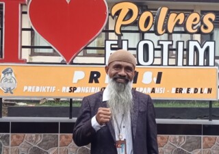 Advokat Mateus Mamun Sare,SH, Kuasa Hukum tersangka CAT (18) yang mendatangi Mapolres Flotim, Senin 20 April 2026 bersama Keluarga tersangka meminta Polisi hentikan proses hukum kasus Narkoba penangkapan CAT (18),dkk jika Polisi tak tangkap oknum J, karena berpotensi menyesatkan proses peradilan: Foto (OLA/Ranakanews.com)
