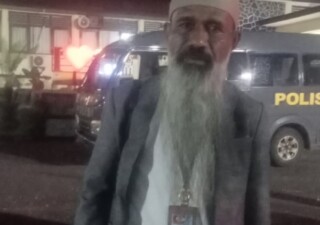 Advokat Mateus Mamun Sare, SH, selalu Kuasa Hukum CAT (18) Tersangka Pengedar Narkotika dan Ibu Halimah Barek Sabon Kadir usai melaporkan oknum Polres Flotim dan Pengacara terkait dugaan tindak pidana penyesatan proses peradilan di Mapolres Flotim, Kamis 23 April 2026, malam. Foto (OLA/Ranakanews.com)