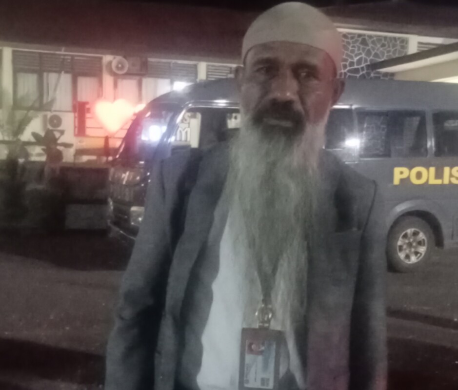 Advokat Mateus Mamun Sare, SH, selalu Kuasa Hukum CAT (18) Tersangka Pengedar Narkotika dan Ibu Halimah Barek Sabon Kadir usai melaporkan oknum Polres Flotim dan Pengacara terkait dugaan tindak pidana penyesatan proses peradilan di Mapolres Flotim, Kamis 23 April 2026, malam. Foto (OLA/Ranakanews.com)