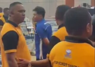 Forum Rapat Anggota Tahunan (RAT) KSP Kopdit Swastisari di Hotel Herper Kota Kupang, Sabtu-Minggu 25 hingga 26 April 2026 berakhir ricuh pasca skenario menjegal Calon Ketua peraih suara terbanyak, Yohanes Sason Helan,A.Md mendapatkan perlawanan terbuka Anggota yang tak setuju dengan cara Pimpinan RAT Erni Katana main ketok palu ikut suka: Foto (Doc./OLA/Ranakanews.com)