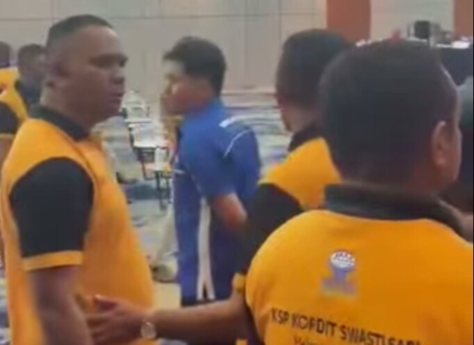 Forum Rapat Anggota Tahunan (RAT) KSP Kopdit Swastisari di Hotel Herper Kota Kupang, Sabtu-Minggu 25 hingga 26 April 2026 berakhir ricuh pasca skenario menjegal Calon Ketua peraih suara terbanyak, Yohanes Sason Helan,A.Md mendapatkan perlawanan terbuka Anggota yang tak setuju dengan cara Pimpinan RAT Erni Katana main ketok palu ikut suka: Foto (Doc./OLA/Ranakanews.com)