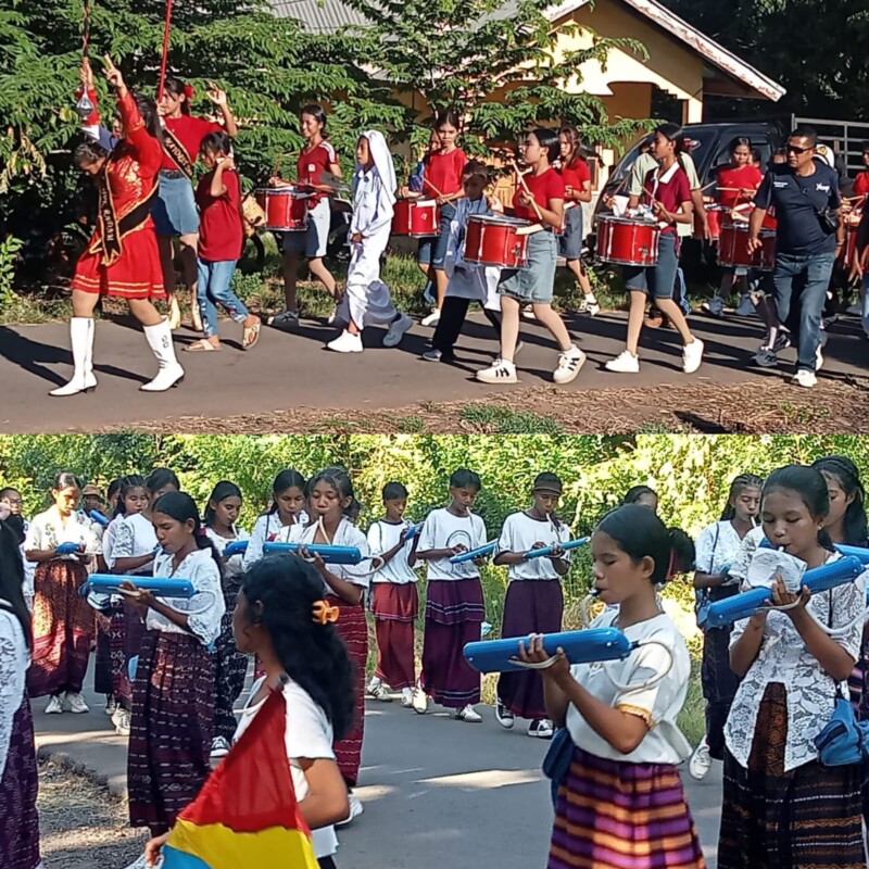 Kolaborasi seru Marching Band SMPK Ile Bura dan SMPK Ratu Damai (RADAM) dalam pawai Karnaval Budaya Hardiknas Jumat 1 Mei 2026 Kecamatan Ile Bura di Desa Lewotobi Ile Bura, yang memukau ribuan pasang mata peserta dan warga yang menyaksikan: Foto (OLA/Ranakanews.com)
