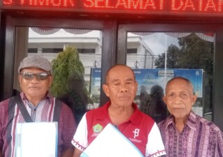 Pensiunan Guru Flores Timur Bapak Lukas Lagan (Bertopi) dan Petrus Mangu Wisok (Kiri) didampingi Presiden Forum Kejar Koruptor (FOKKER) Indonesia-Flotim, Matias Lidang Sabon, SH.,MM yang juga Sahabat LPSK Flores Timur saat mendatangi Kejaksaan Negeri Flores Timur pada bulan September 2024 melaporkan dugaan korupsi dana sertifikasi guru tahun 2011-2017: Foto (OLA/Ranakanews.com)