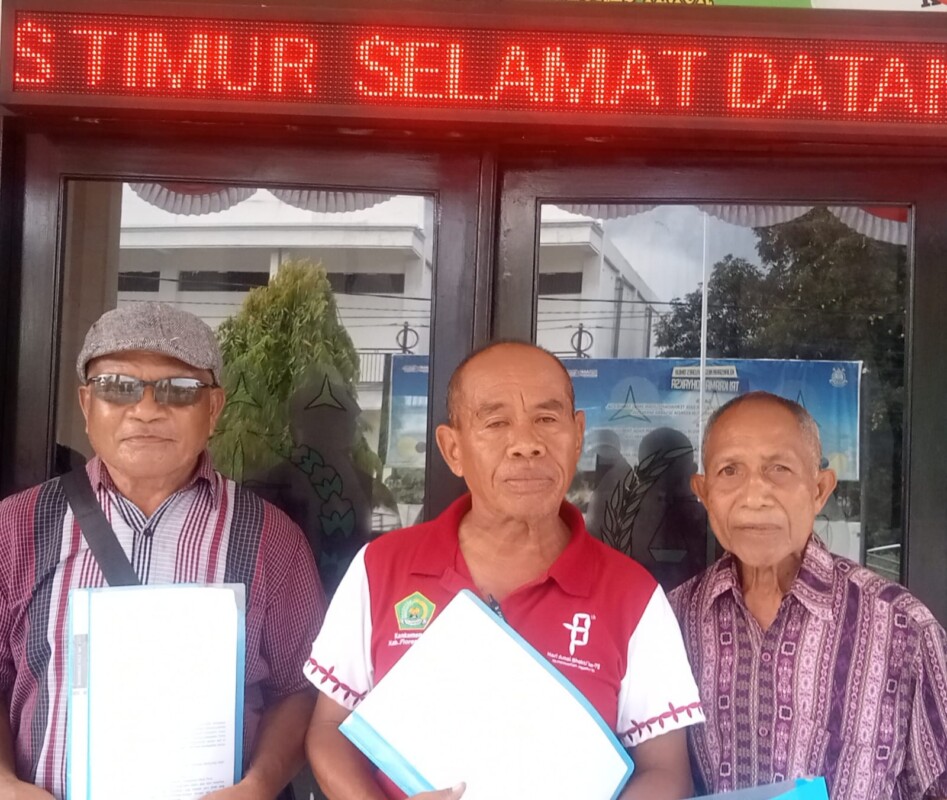 Pensiunan Guru Flores Timur Bapak Lukas Lagan (Bertopi) dan Petrus Mangu Wisok (Kiri) didampingi Presiden Forum Kejar Koruptor (FOKKER) Indonesia-Flotim, Matias Lidang Sabon, SH.,MM yang juga Sahabat LPSK Flores Timur saat mendatangi Kejaksaan Negeri Flores Timur pada bulan September 2024 melaporkan dugaan korupsi dana sertifikasi guru tahun 2011-2017: Foto (OLA/Ranakanews.com)