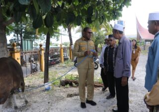 Wagub NTT Serahkan Bantuan Hewan Kurban untuk Masjid Al-Muhajirin Oebufu