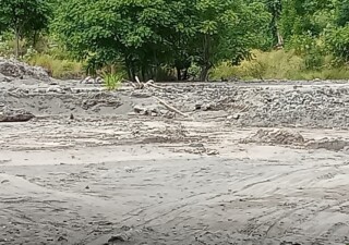 Kawasan Pasir Nobo Ile Bura dari Gunung Lewotobi Laki-Laki yang setiap hari menjadi pusat aktivitas galian oleh masyarakat Nobo melayani truk-truk, termasuk untuk pengerjaan proyek Rp11M rabat beton Basira-Latonliwo Tanjung saat itu: Foto (OLA/Ranakanews.com)
