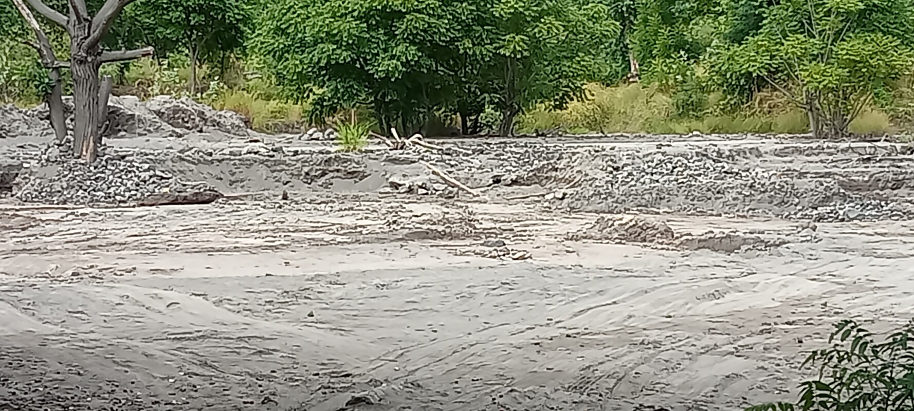 Kawasan Pasir Nobo Ile Bura dari Gunung Lewotobi Laki-Laki yang setiap hari menjadi pusat aktivitas galian oleh masyarakat Nobo melayani truk-truk, termasuk untuk pengerjaan proyek Rp11M rabat beton Basira-Latonliwo Tanjung saat itu: Foto (OLA/Ranakanews.com)