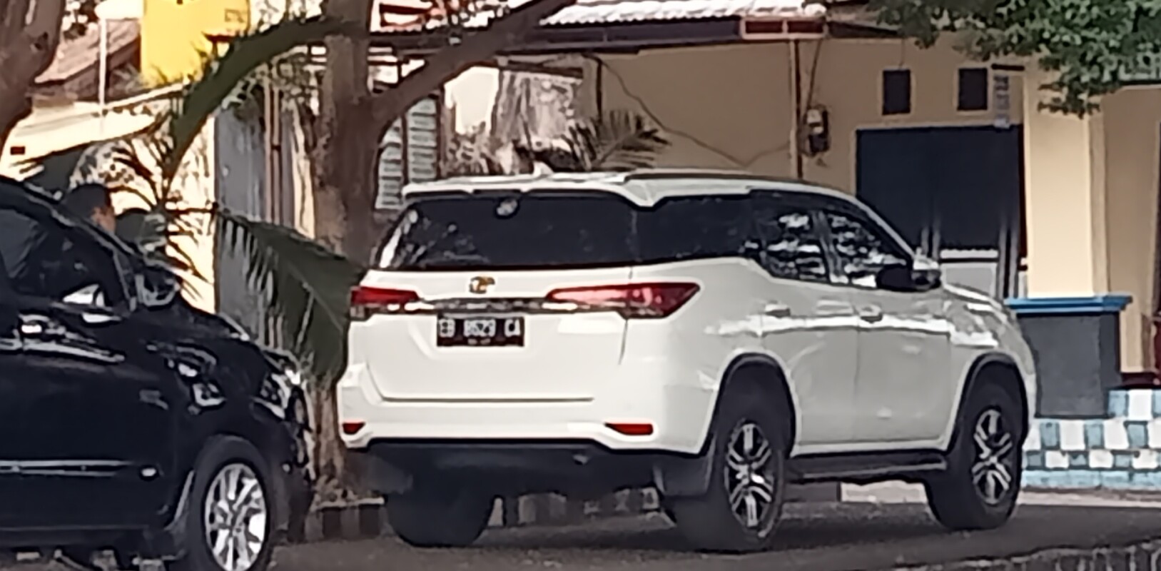 Mobil Dinas Fortuner warna putih yang digunakan mantan Pimpinan DPRD Flotim periode 2019-2024, yang kini hilang dokumen BPKBnya dan belum bisa dijual ke Mantan Pimpinan DPRD Flotim, terlihat tetap beroperasi dan sempat parkir di halaman Mapolres Flotim pekan kemarin: Foto (OLA/Ranakanews.com)