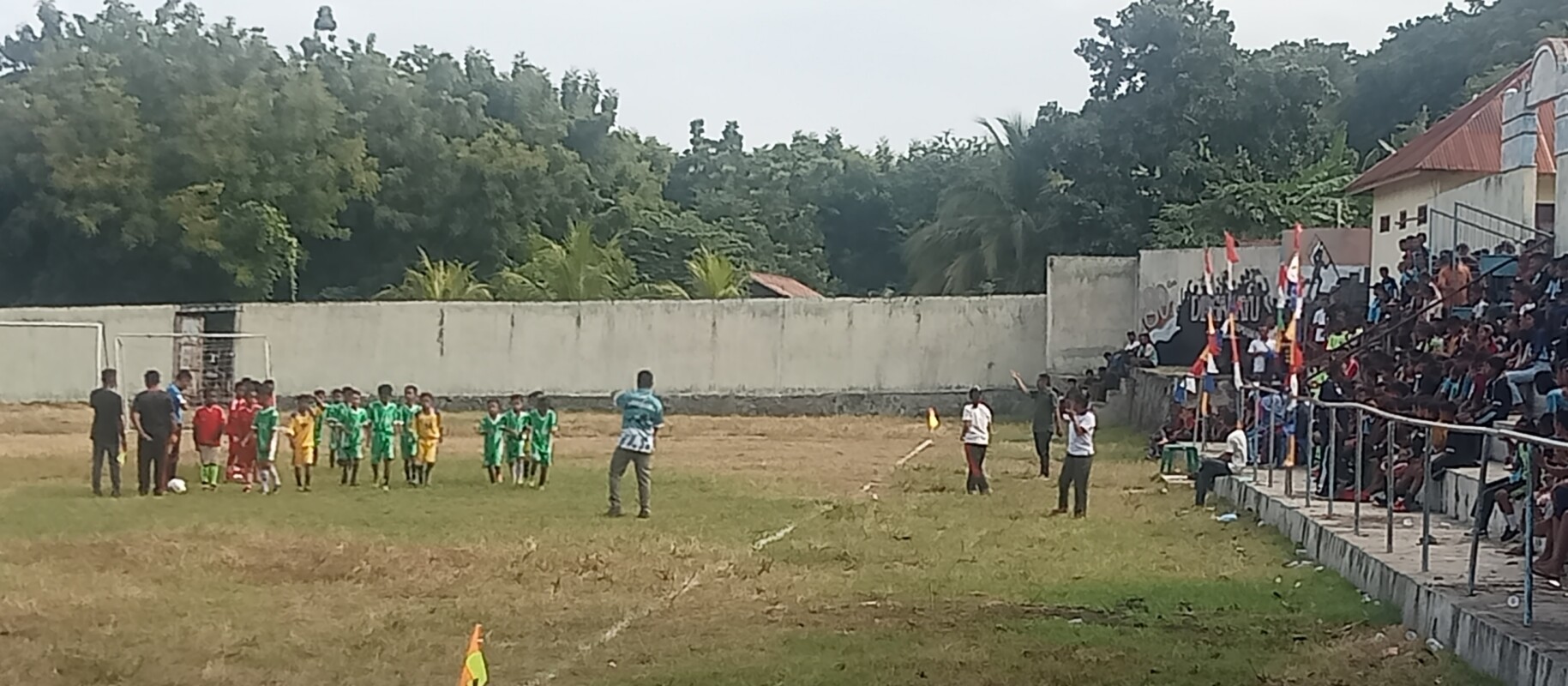 Ile Bura menyala, pembukaan ivent sepak bola antar Pelajar tingkat Sekolah Dasar Se Ile Bura dalam rangka Hardiknas 2 Mei 2026, di stadion Bola Kaki Lewotobi, yang dibuka Camat Yohanes Kowa Kleden,SST.Par, Rabu 29 April 2026 siang: Foto (OLA/Ranakanews.com)