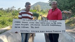 Koordinator Pekerjaan Saluran Irigasi Napunakat-Hewa Kecamatan Wulanggitang, Yosef Dopi Soge (Kiri) dan Paskalis Ipir (Kanan), Minggu 10 Mei 2026 di lokasi proyek saluran irigasi Bendungan Napunakat Desa Hewa tahun 2025, menyampaikan keluhan sisa upah kerja Rp32 juta yang belum dibayar Kontraktor CV.Logistik Lingko Cura, Hendrik Harum: Foto (OLA/Ranakanews.com)