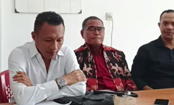 Calon Ketua KSP Kopdit Swasti Sari Yohanes Sason Helan (tengah) yang disingkirkan secara tidak benar oleh Manajemen Pengurus bersama Tim Kuasa Hukum saat menggugat proses pelantikan Pengurus-Pengawas oleh Kadis Koperasi NTT Linus Lusi Making yang dinilai cacat hukum mutlak: Foto (Doc./OLA/Ranakanews.com)
