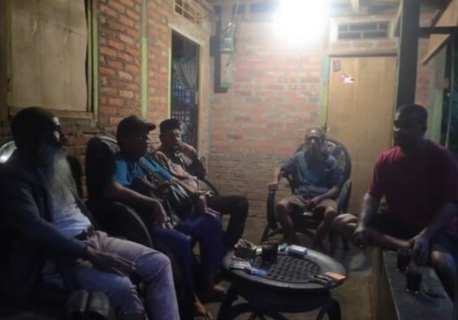 Putra Suku Inulimang, yang juga Advokat Senior Matheus Mamun Sare, SH (berjenggot), bersama Putra Suku Puhumaking Lambert Lakang Nara (Baju Boru Bertopi), Orang Tua Suku Puhumaking Ama Udin Laot, juga tokoh masyarakat dan Rofinus Puhumaking sedang bertemu di Rumah Rofinus Puhumaking Kampung Baru Nara Saosina belum lama ini: Foto (MMS/OLA/Ranakanews.com)