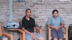 Keluarga Korban Kasus Dugaan Persetubuhan Anak di Bawah Umur, sebut saja PL (14) Siswi Klas 7 salah satu SMPK di Adonara, asal Desa Kenotan Adonara Tengah, saat ditemui Wartawan, Sabtu 16 Mei 2026 Sore mengungkapkan rasa marah dan kecewa atas lambannya Polres Flotim tangkap terduga Pelaku S. Saksi Pelapor Ibu Maria Goreti sedang menjawab pertanyaan Wartawan: Foto (OLA/Ranakanews.com)