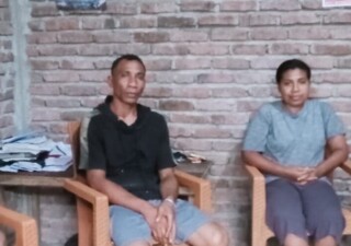 Keluarga Korban Kasus Dugaan Persetubuhan Anak di Bawah Umur, sebut saja PL (14) Siswi Klas 7 salah satu SMPK di Adonara, asal Desa Kenotan Adonara Tengah, saat ditemui Wartawan, Sabtu 16 Mei 2026 Sore mengungkapkan rasa marah dan kecewa atas lambannya Polres Flotim tangkap terduga Pelaku S. Saksi Pelapor Ibu Maria Goreti sedang menjawab pertanyaan Wartawan: Foto (OLA/Ranakanews.com)