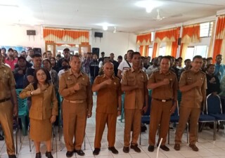 Wakil Bupati Flotim Ignas Boli Uran,S.Fil didampingi Sekda Drs.Petrus Pedo Maran,M.Si, PLT.Kadis Pertanian Yosef Openg,SP saat melepas secara resmi 90 Petani Flotim untuk Studi Banding ke Soe di Aula Setda Flotim, Senin 8 Juni 2026: Foto (OLA/Ranakanews.com)