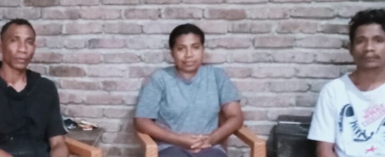 Keluarga korban dugaan persetubuhan anak di bawah umur EM (14) asal Desa Kenotan Adonara Tengah oleh tersangka S (41) asal Desa Papilawe saat ditemui Wartawan belum lama ini tanpa kehadiran Ayah kandung korban: Foto (OLA/Ranakanews.com)
