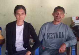 Maria Duli Notan (Kaos Putih) Anak Kandung Almarhum Markus Notan Ola, bersama Saudaranya Heribertus Hede (Baju Hitam) dan Didimus Puru Laba (Kaos Abu) bertemu Sahabat LPSK Republik Indonesia Cabang Flotim, Matias Lidang Sabon, SH.,MM, Minggu (21/6/2026) di Waiwerang Adonara Timur: Foto (OLA/Ranakanews.com)