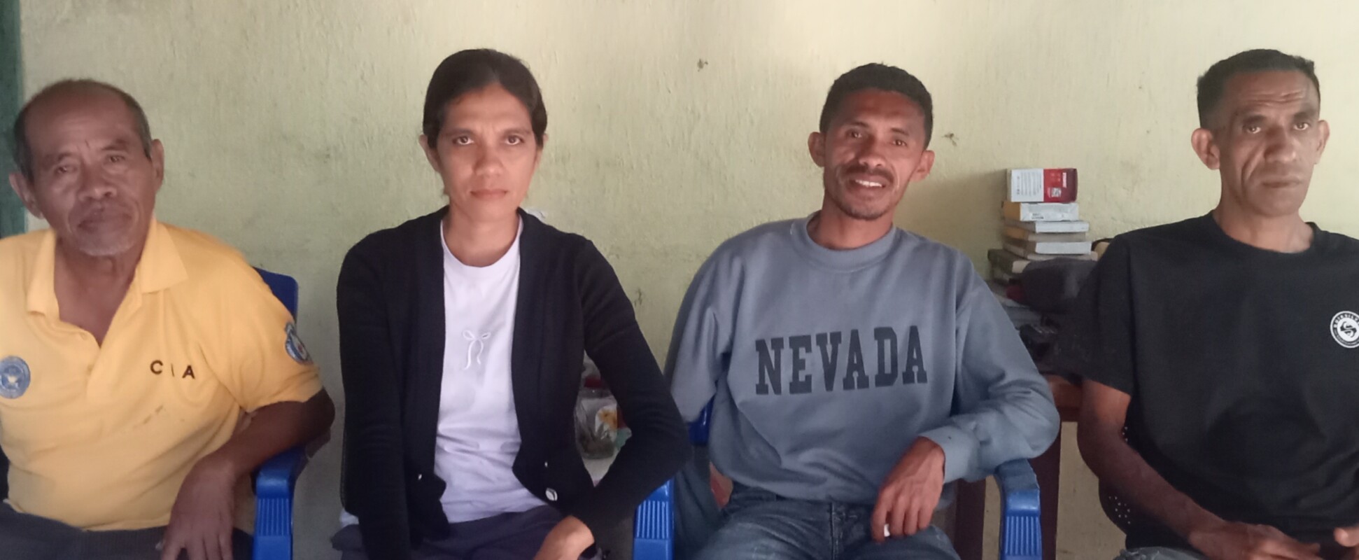 Maria Duli Notan (Kaos Putih) Anak Kandung Almarhum Markus Notan Ola, bersama Saudaranya Heribertus Hede (Baju Hitam) dan Didimus Puru Laba (Kaos Abu) bertemu Sahabat LPSK Republik Indonesia Cabang Flotim, Matias Lidang Sabon, SH.,MM, Minggu (21/6/2026) di Waiwerang Adonara Timur: Foto (OLA/Ranakanews.com)