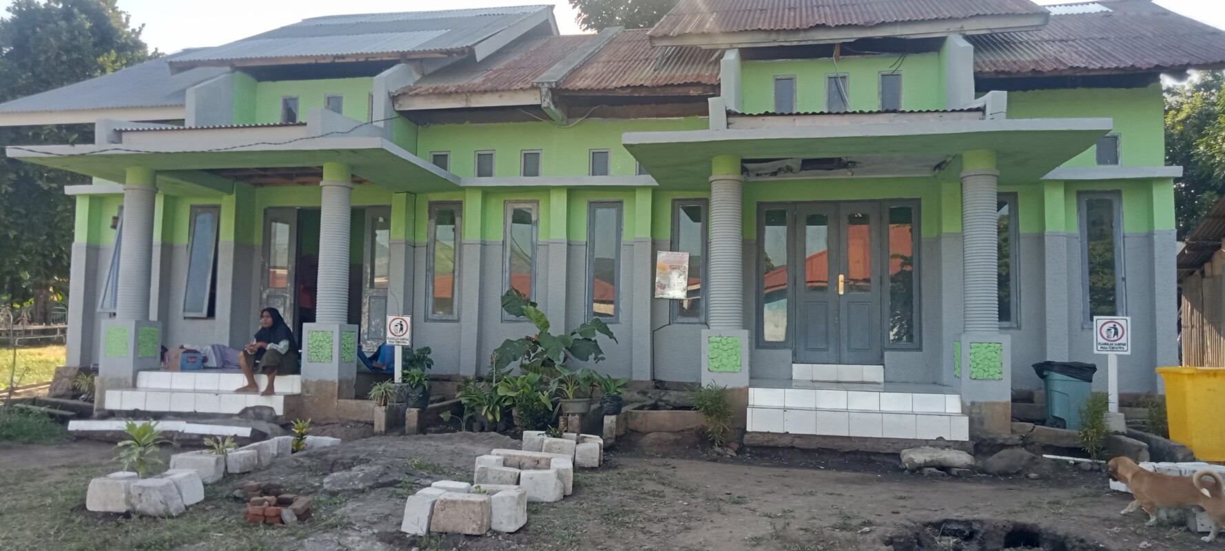 Rumah Tunggu Pasien bagi pengunjung atau keluarga pasien di RSUD dr.Hendrikus Fernandez yang sudah bagus ditata meskipun atapnya yang bocor belum sempat diperbaiki, tapi sudah memberi rasa nyaman bagi pengunjung atau keluarga pasien yang menginap. Sebuah terobosan yang makin maju oleh Direktur RSUD Gregorius Bato Koten dan jajarannya: Foto (OLA/Ranakanews.com)