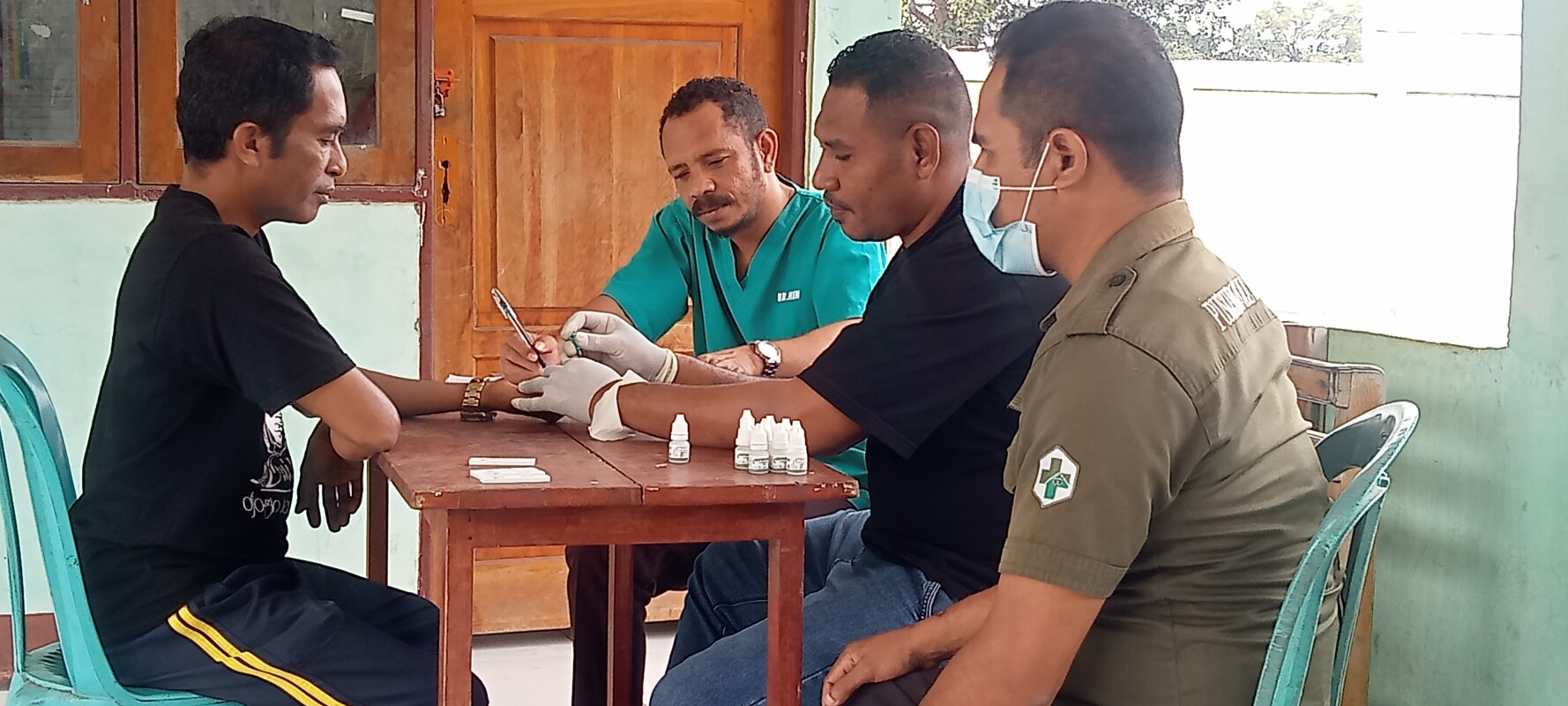 Kepala Desa Lewotobi Kecamatan Ile Bura, Tarsisius Buto Muda sedang melakukan cek Malaria kepada Petugas Kesehatan Puskesmas Ile Bura, yakni Wilhelmus Mare, (Kiri), Ronald de Ornay (tengah) dan Hen Hali (Kanan)Jumat 25 Juli 2026 di Posyandu Lewotobi, dan hasilnya dinyatakan negatif: Foto (OLA/Ranakanews.com)