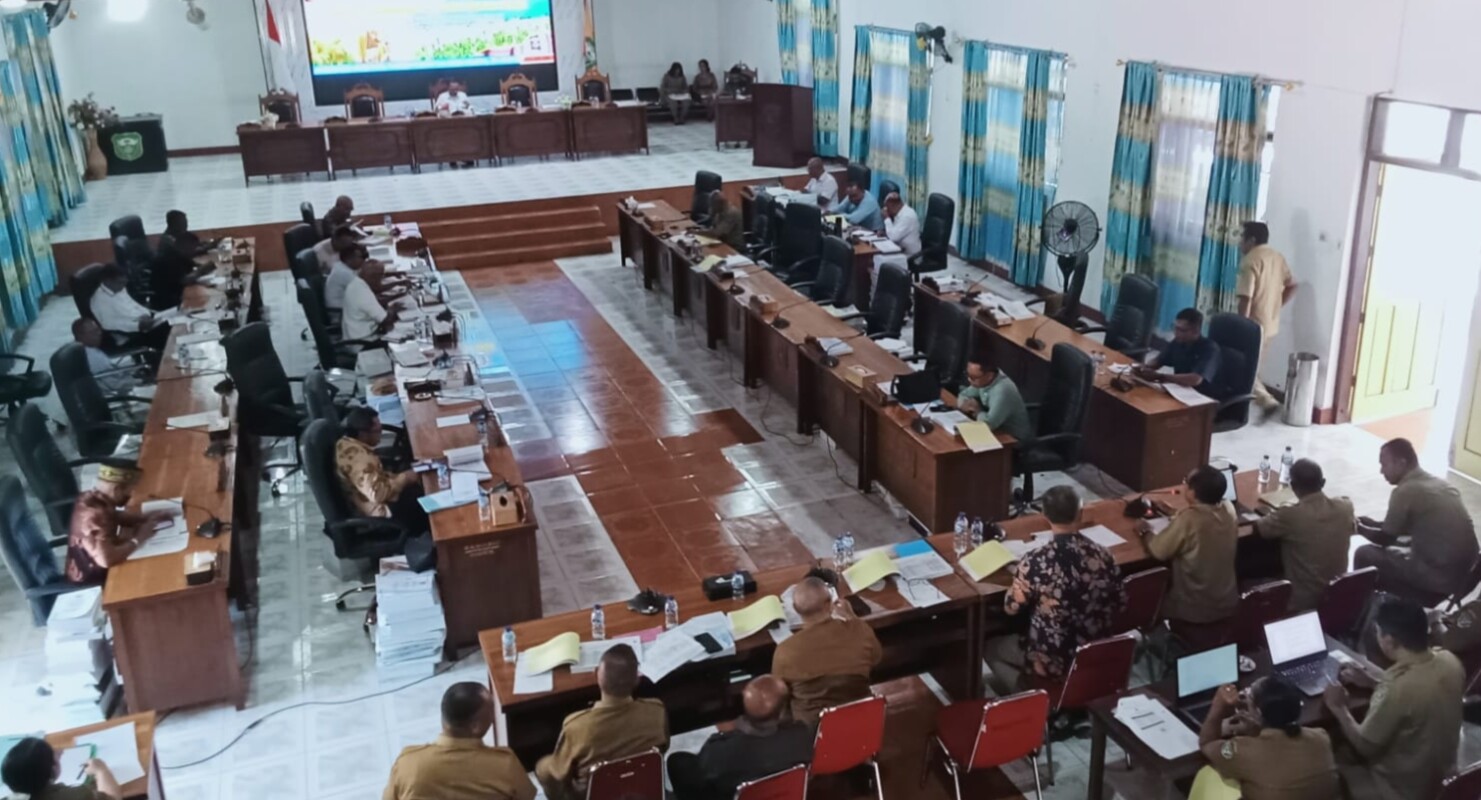 Rapat Gabungan Komisi DPRD Flotim Selasa 30 Juni 2026 tentang pertanggungjawaban pelaksanaan APBD Flotim tahun anggaran 2025 tentang evaluasi program kegiatan Dinas Perkebunan dan Peternakan (Disbunter) Flotim tentang program 700 ekor Sapi bibit dan 10000 ekor Ayam bibit petelur: Foto (RS/OLA/Ranakanews.com)