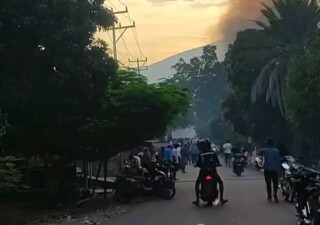 Situasi mencekam di jalan Trans Waiwerang Dusun Bele, pasca bentrok berdarah Lewonara Vs Bele, Sabtu 18 Juli 2026 pagi yang direkam warga: Foto ((EK/OLA/Ranakanews.com)