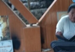 Lusia Lelu (55) warga Dusun Niwak Desa Hoko Horowura Adonara Tengah, korban ancaman pembunuhan oleh terduga pelaku EL, karena ambil Kelapa dikebunnya, saat berada di Makam kedua orangtuanya, dan pernah tidur semalam sampai pagi ketika rumahnya digembok terduga pelaku EL: Foto (LL/OLA/Ranakanews.com)