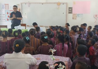 Padre Markus Solo Kewuta, SVD saat mengunjungi almamaternya SDK Lewouran, pada Rabu 5 Agustus 2026 pagi, memberi berkat kepada para guru dan siswa: Foto (SJS/PWKI)