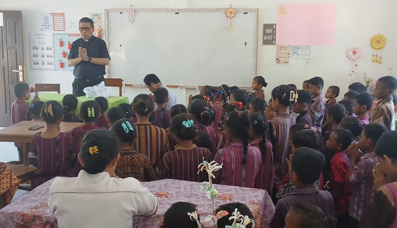 Padre Markus Solo Kewuta, SVD saat mengunjungi almamaternya SDK Lewouran, pada Rabu 5 Agustus 2026 pagi, memberi berkat kepada para guru dan siswa: Foto (SJS/PWKI)