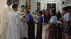 Umat Katolik Santu Yosef Lewotobi Mencium Dua Reliqui Santu Petrus yaitu Pecahan Batu Bata Pintu Makam dan Bongkahan Tanah Makam Santo Petrus di Basilika Santo Petrus Vatikan, yang dibawa Padre Marco, SVD, dalam misa di Gereja Santu Petrus Lewouran, Rabu 5 Agustus 2026, sore: Foto (SJS/OLA/Ranakanews.com)