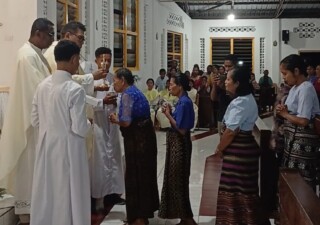 Umat Katolik Santu Yosef Lewotobi Mencium Dua Reliqui Santu Petrus yaitu Pecahan Batu Bata Pintu Makam dan Bongkahan Tanah Makam Santo Petrus di Basilika Santo Petrus Vatikan, yang dibawa Padre Marco, SVD, dalam misa di Gereja Santu Petrus Lewouran, Rabu 5 Agustus 2026, sore: Foto (SJS/OLA/Ranakanews.com)